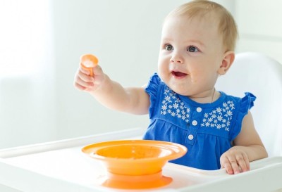 Alimente pe care n-ar trebui să i le dai niciodată unui bebeluș. Sunt mai periculoase decât crezi