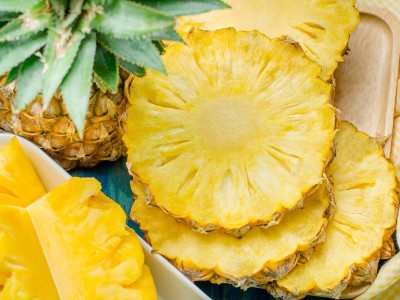 Ce se întâmplă în organismul tău dacă bei apă cu ananas dimineața, pe stomacul gol