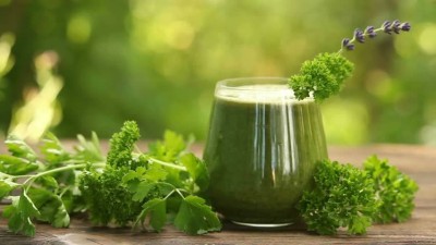 Ce se întâmplă în organismul tău dacă consumi suc de pătrunjel