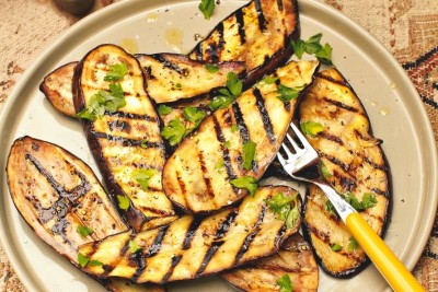 Cea mai simplă și rapidă rețetă pentru diabetici- vinete la cuptor cu lămâie și usturoi