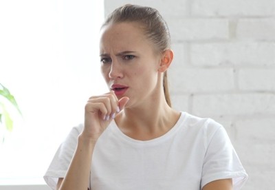 Cum combați tusea seacă sau productivă! Cele mai eficiente remedii naturiste pe care să le încerci