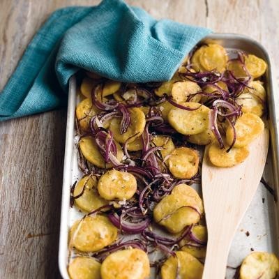 Cum faci cei mai buni cartofi înăbușiți cu ceapă și usturoi. Rețeta ideală pentru Postul Crăciunului