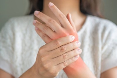 Cum să combați artrita reumatoidă cu ajutorul unor remedii naturiste pe bază de turmeric