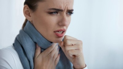 Cum să combați tusea cu ajutorul ceaiurilor pregătite în casă
