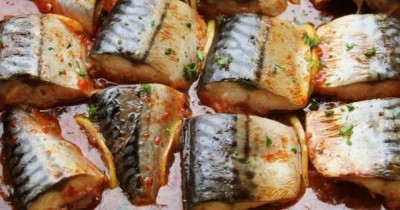 Îți lingi degetele de plăcere! Macrou la cuptor în sos de roșii cu usturoi