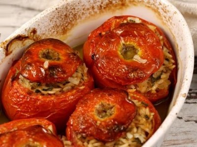 Roșii umplute la cuptor, ideale pentru zilele în care alegi să ții post