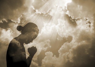 Rugăciunea care te ajută să ții necazurile și grijile la distanță. Rostește-o în fiecare seară!