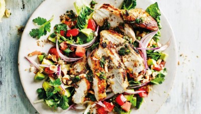 Salată cu avocado și piept de pui, o idee inspirată pentru un prânz delicios