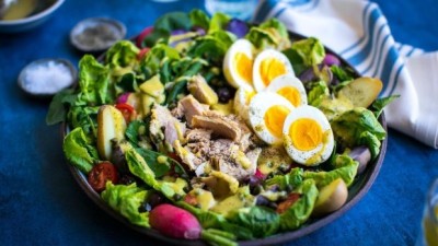 Salată cu ton și ouă fierte, un preparat rapid de gătit și sănătos, gata în 20 de minute