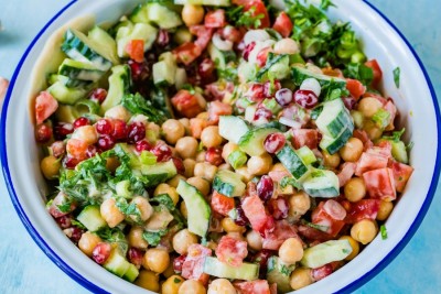 Salată de năut și legume. De ce e bine să incluzi năutul în alimentația ta 