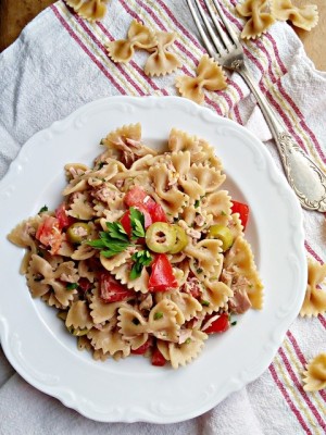 Salată grecească cu paste și brânză feta