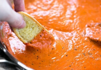 Supa cremă de ardei copți, un preparat ideal pentru zilele de vară