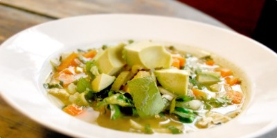 Ușor de gătit și ideal pentru primăvară! Ciorba de dovlecei, un preparat perfect pentru această perioadă