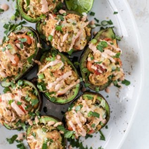 Îți lingi degetele de plăcere! Avocado umplut cu pui și legume