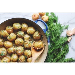 Îți lingi degetele de plăcere: Cartofi noi cu unt și mărar la cuptor