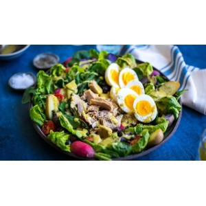 Salată cu ton și ouă fierte, un preparat rapid de gătit și sănătos, gata în 20 de minute