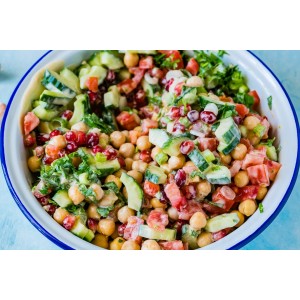 Salată de năut și legume. De ce e bine să incluzi năutul în alimentația ta 