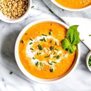 Supă cremă de roșii și quinoa, ideală pentru Postul Paștelui